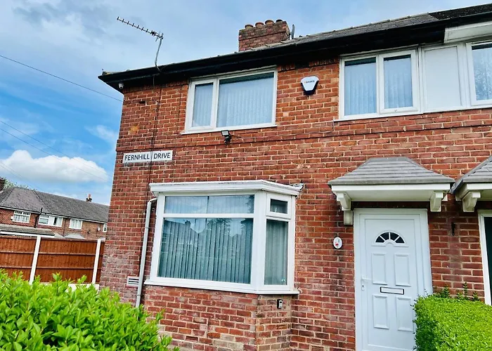 Beautiful And Homely 3 Bed House With Free Parking So Close To Man City And City Centre