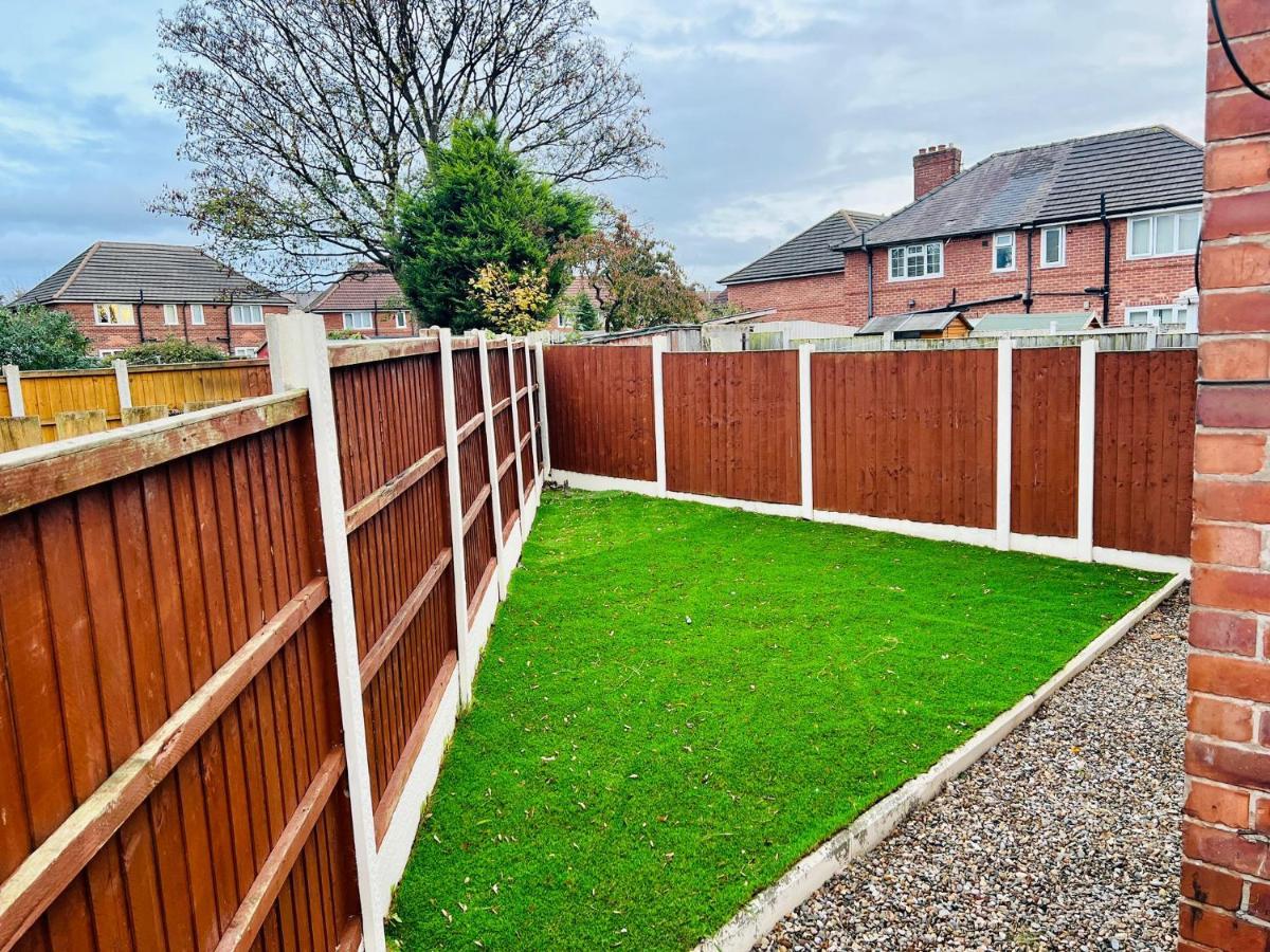 Beautiful And Homely 3 Bed House With Free Parking So Close To Man And Centre Appartement